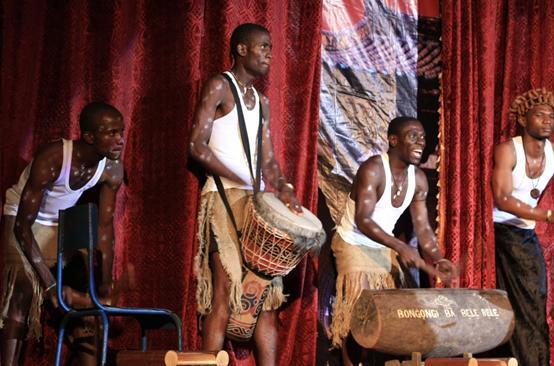 喀麦隆土族乐队表演