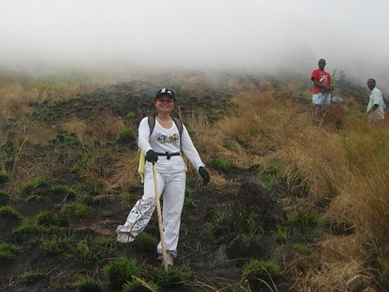 攀登看喀麦隆火山顶峰途中